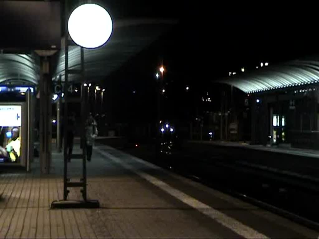 101 003-2 fhrt mit einem Ersatz-IC fr ICE 1515 nach Mnchen Hbf in den Bahnhof Saalfeld (Saale) auf Gleis 4 ein. (22.12.2009)