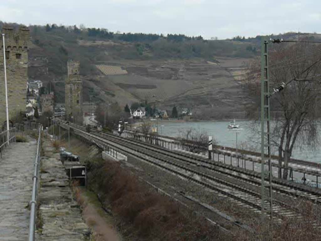 101 010-7 fhrt mit ihrem Zug am Rhein entlang in Richtung Chur, aufgenommen bei Oberwesel am 19.03.10