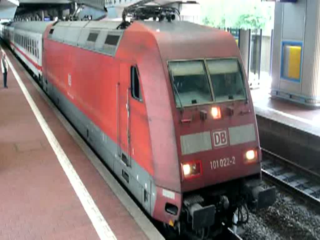 101 022-2 zieht den etwas verspteten IC 1886 namens  Rottalerland  aus dem Bahnhof Kassel-Wilhelmshhe heraus in Richtung Hamburg. (25.07.2009)
