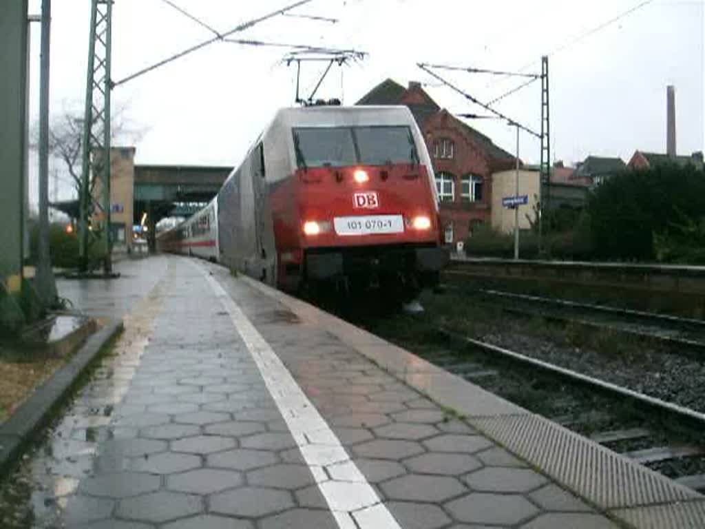 101 070-1+120 151-6(am Ende)mit IC2116 von Stuttgart Hbf Richtung Greifswald bei der Ausfahrt im Bahnhof Hamburg-Harburg.(28.11.09)