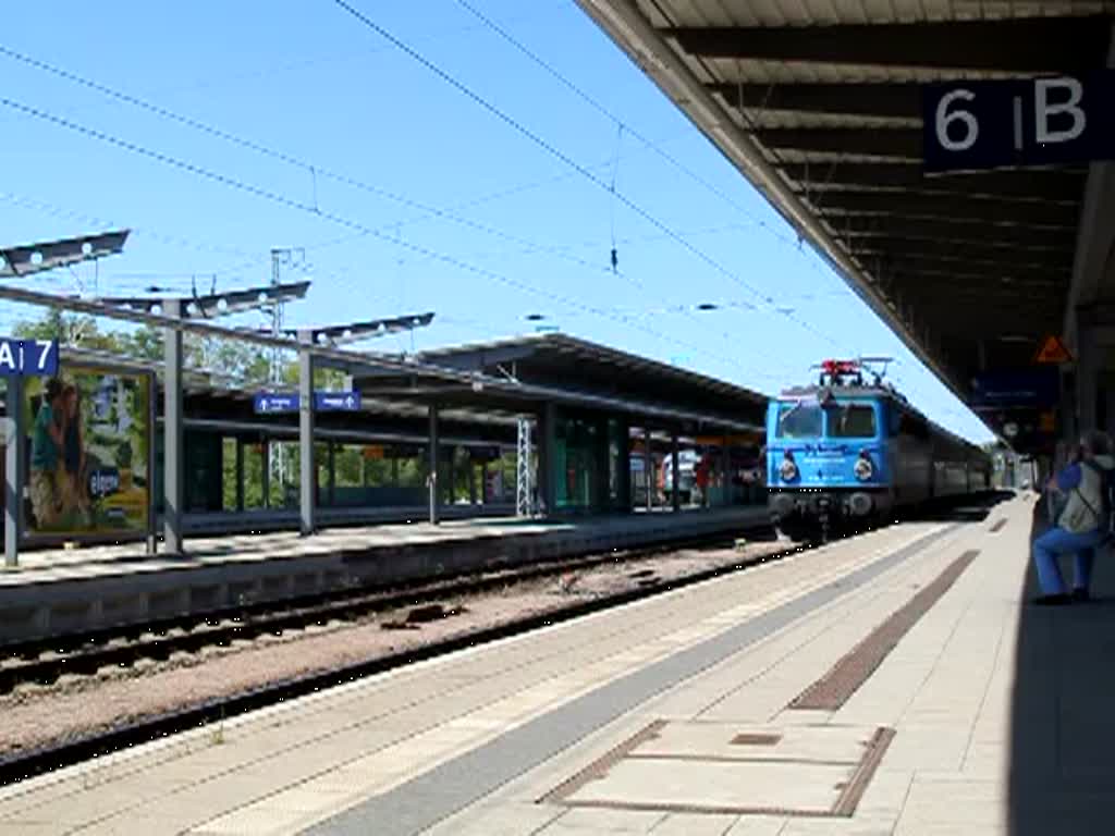 1042 520-8 mit Sonderzug von Gttingen nach Anklam bei der Ausfahrt im Rostocker Hbf.(08.05.2011)