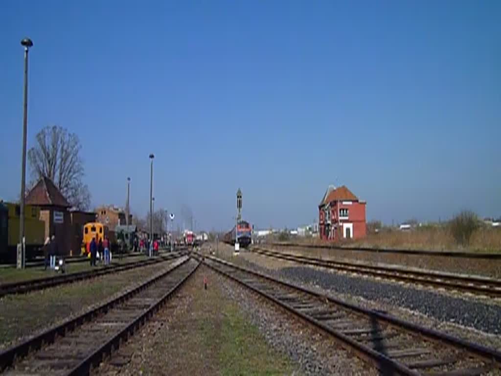 107 018 zu sehen am 29.03.14 mit einem Güterzug beim Bw Fest in Staßfurt.