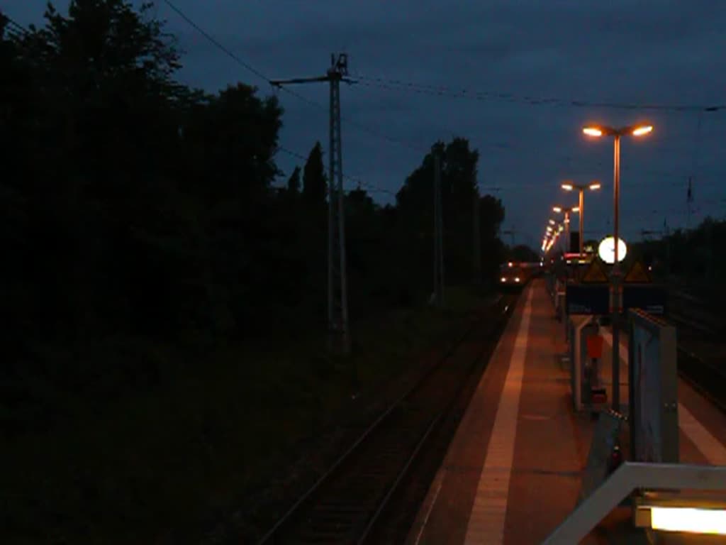 110 493-4(DB Regio NRW GmbH Dortmund)mit Leerzug 48098 von Warnemnde nach Rostock Hbf bei der Durchfahrt im Bahnhof Rostock-Bramow.(27.05.2011)