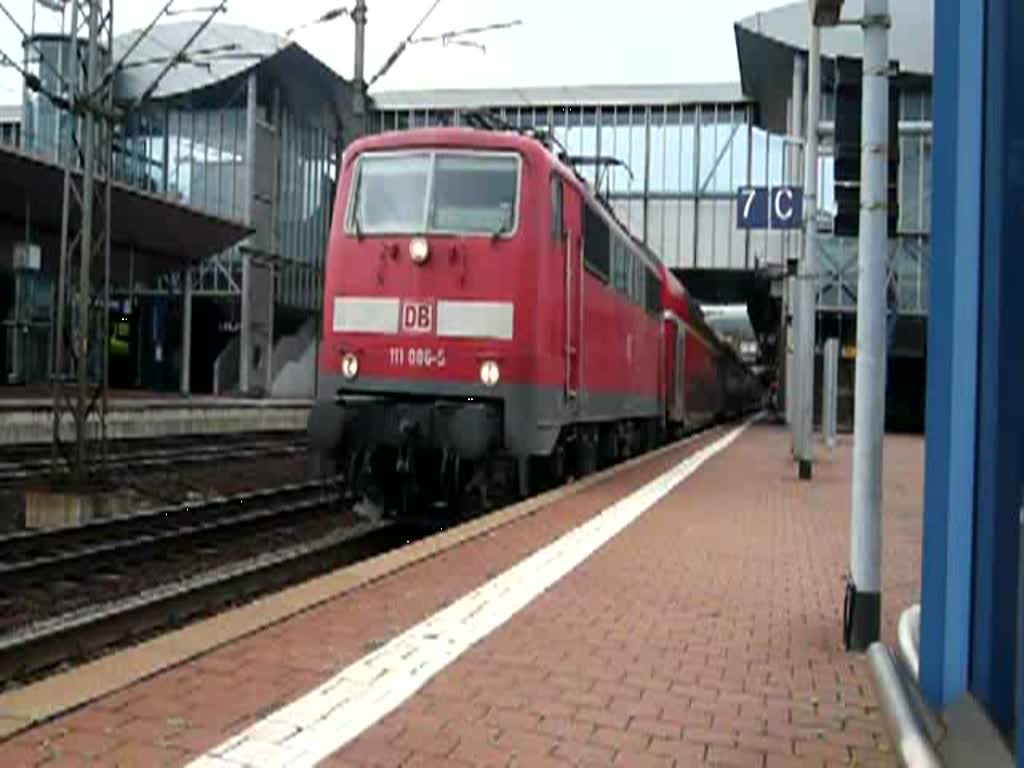 111 086-5 verlsst mit ihrem RE nach Frankfurt (Main) Hbf den Bahnhof Kassel-Wilhelmshhe auf Gleis 7. (25.07.2009)