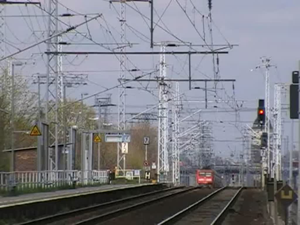 112 108-6 zieht am 19.4.2008 ihren Regionalexpress in Richtung Frankfurt (Oder) durch Berlin-Karlshorst.
