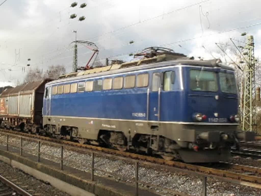 1142 635-0 fhrt am 25. Januar 2011 mit Gterzug durch Bochum-Langendreer.