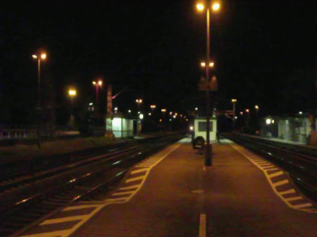 115 346 zieht am 8. September 2011 den PbZ nach Mnchen bestehend aus einer 143 und einem Nachtzug Wagen durch Kronach.