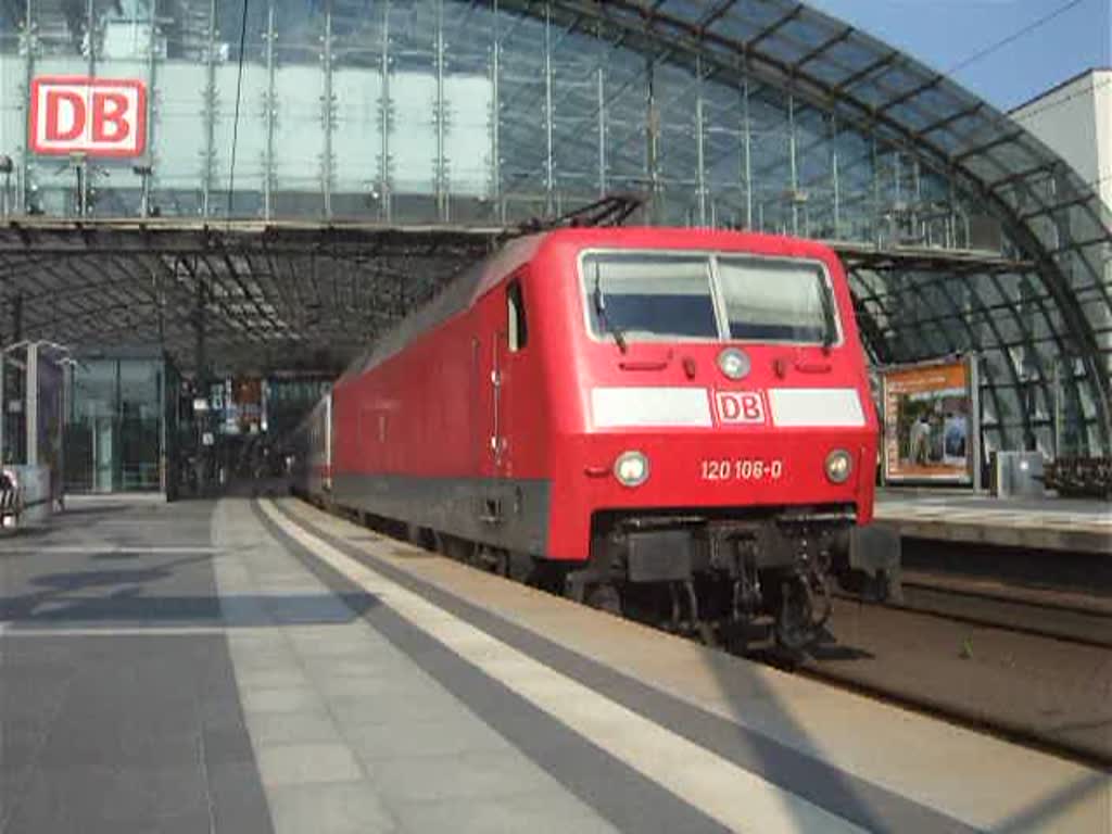 120 106-0 mit IC 140 von Berlin Ostbahnhof Richtung Schiphol (Airport) kurz vor der Ausfahrt im Berliner Hbf.(10.07.10)