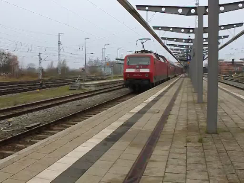 120 205-0 mit Hanse-Express(Hamburg-Rostock)beim Rangieren im Rostocker Hbf.28.11.2015