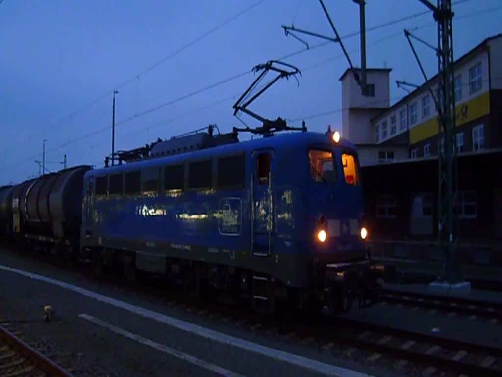 140 038 der PRESS fhrt am Abend des 22.04.13 in Plauen Vogtland oberer Bahnhof ab, Richtung Hamburg. Schublok war 204 010 der PRESS.