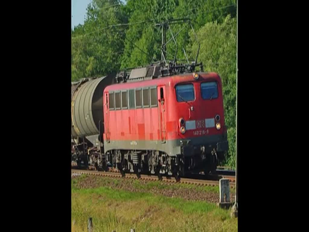 140 218-9 mit einem Kesselwagenzug in Fahrtrichtung Sden. Aufgenommen am 19.07.2010 am Hermannspiegel.