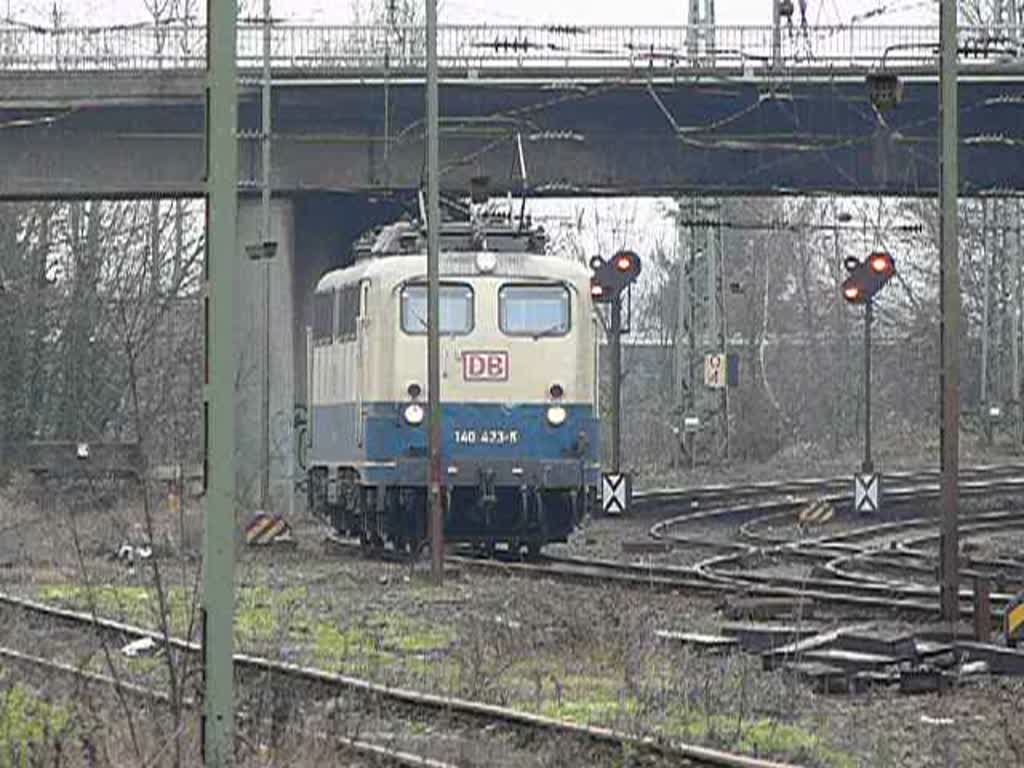 140 423-5 manvriert in Aachen-West. Im Hintergrund erscheint 145 075-0 nach einem Schiebedienst in der Anfangssteigung der Montzenroute. Aufgenommen am 23/12/2008.