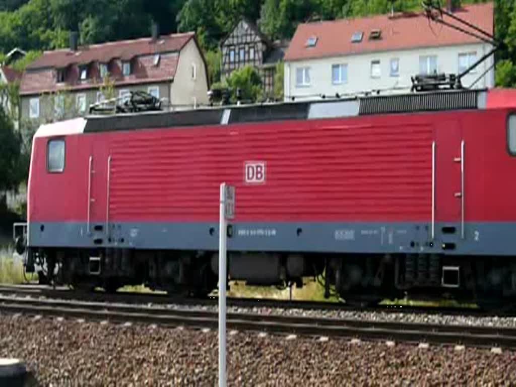 143 079-2 zieht eine Doppelstock-Garnitur zur Bereitstellung nach Saalfeld (Saale). Sie musste hier in Orlamnde allerdings eine Weile warten, bis sich die Schranken am Bahnbergang geschlossen haben. (16.07.2009)
