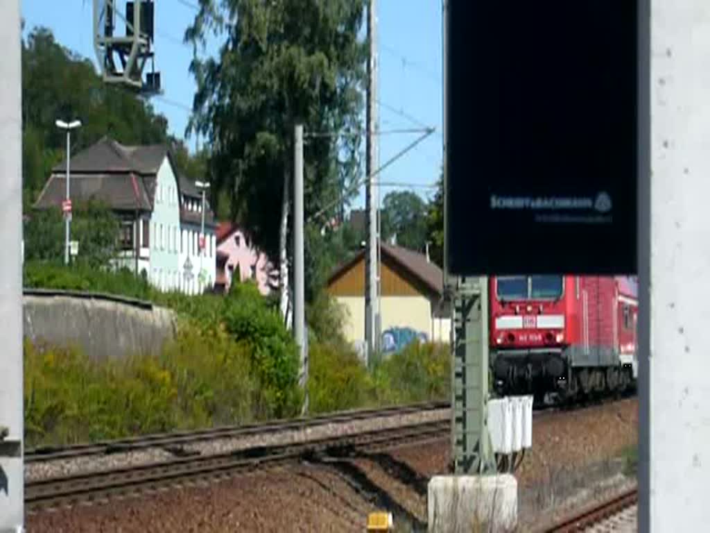 143 153-5 verlsst mit einer RB nach Lichtenfels den Bahnhof Orlamnde. Nachdem der Zug den aufgrund von Bauarbeiten eingleisigen Abschnitt zwischen Gschwitz (Saale) und Orlamnde passiert hat, steht nun hinter dem Bahnhof ein Gleiswechsel bevor. (24.08.2009)