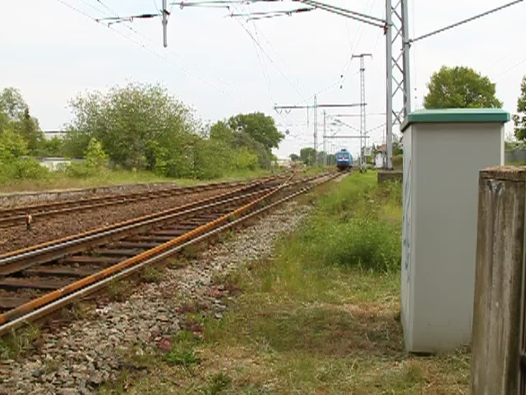 145 023-6 der Firma Eisenbahn-Bau- und Betriebsgesellschaft Pressnitztalbahn GmbH(PRESS)mit Holzzug von Stendal-Niedergrne nach Rostock-Bramow bei der Einfahrt  im Bahnhof Rostock-Bramow.Inklusive Lichtgru.(12.05.2011)