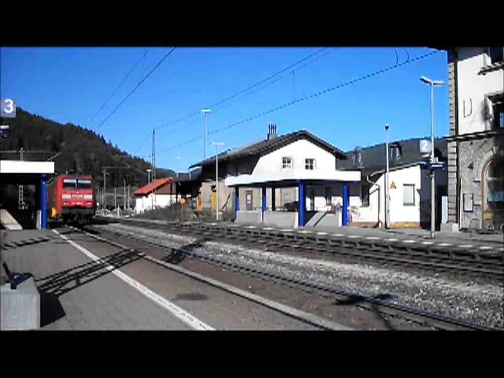 152 088 durchfhrt am 22.Oktober 2011 mit einem gemischten Gterzug den Bahnhof Ludwigsstadt Richtung Kronach. Am Zugschluss schiebt 151 083.