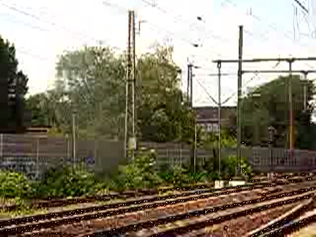 155 248-8 mit einem gemischten Gterzug fuhr am 23.05.2009 durch den S-Bahnhof Hannover Linden/Fischerhof.