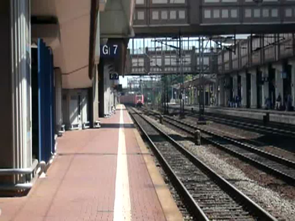 185 126-0 zieht einen Containerzug durch den Bahnhof Kassel-Wilhelmshhe. Zeitgleich fhrt der leicht versptete ICE 598 nach Berlin Ostbahnhof auf Gleis 3 ein. (25.07.2009)