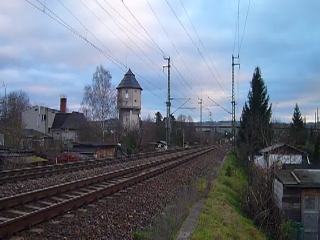 185 151-8 mit dem DB Schenkerzug bei der Ausfahrt in Saalfeld/Saale am 07.12.14.