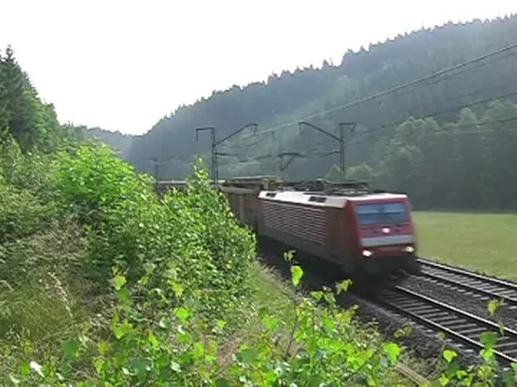 189 051-6 befrderte am 18. Juni 2008 einen Gterzug ber die Frankenwaldrampe. Obwohl der Scheidelpunkt in Steinbach am Wald (Landkreis Kronach) berwunden war, hing am Zugschlu Lok 155 108-4.
