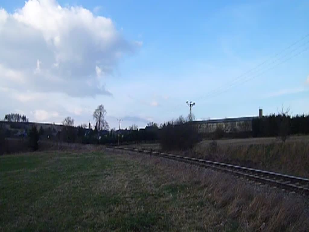 202 597-1, 202 738-1 und Schublok 202 240-8 waren am 24.03.14 mit einem Holzzug von Saalfeld nach Friesau unterwegs. Hier zu sehen in Oberlemnitz. 