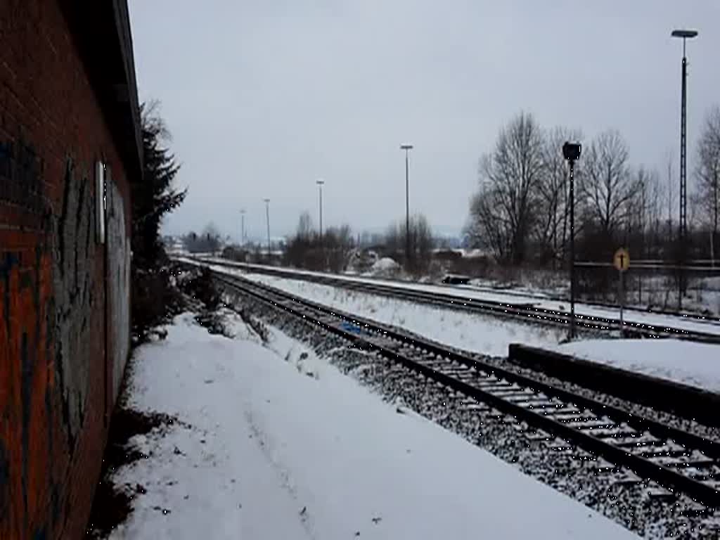 218 452-1 fhrt am 11.02.2010 um 12:24 Uhr planmig mit 5 N-Wagen als RE 14307 (Hannover - Bad Harzburg) durch den Bahnhof Gro Dngen (Gleis 1).