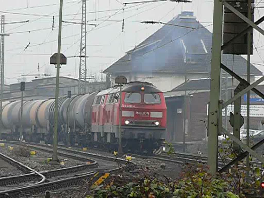225 026-4 und 225 024-9 startet mit einem zuvor aus Belgien angelieferten Kesselwagen- und Autozug nach Kln-Gremberg.
Aufgenommen am 06/12/2008 Aachen-West.