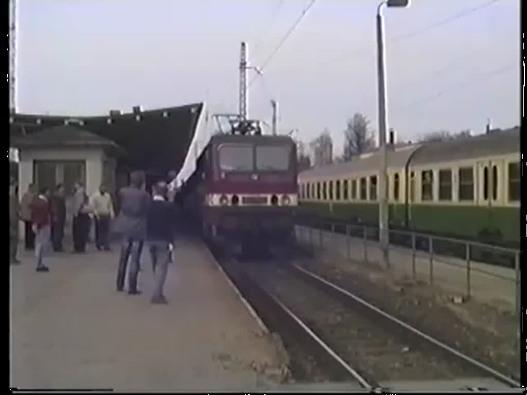 243 059 mit Regionalzug bei der Ausfahrt aus Bad Kleinen im Frhjahr 1990.