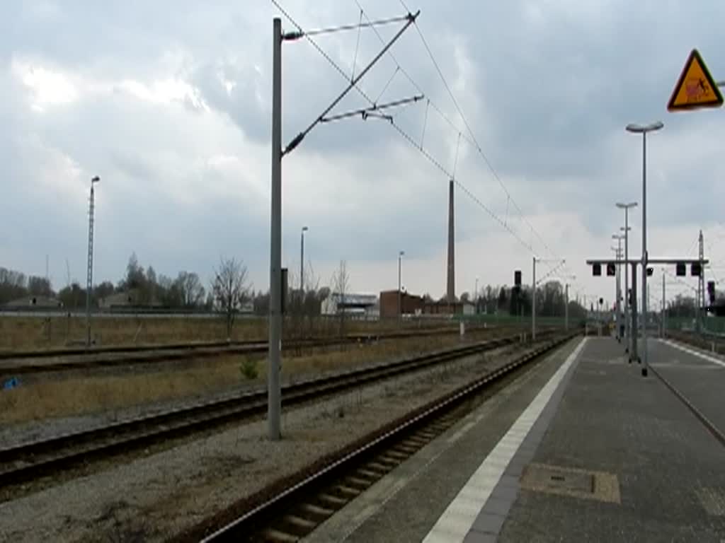 285 106-1 von der ITL mit Kesselzug in Rathenow in Richtung Wustermark unterwegs. 31.03.2011