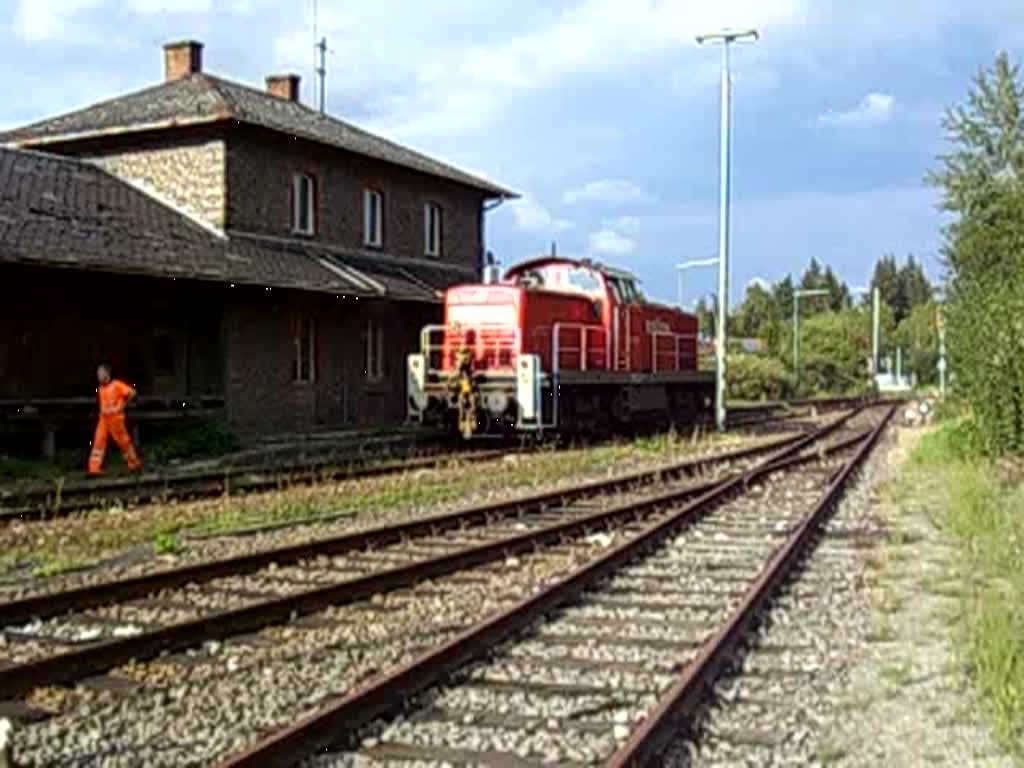 294 745 fhrt zurck zur Fernsprechbude! Bahnhof Hirschu. (Strecke Amberg-Schnaittenbach, 20.08.2007)