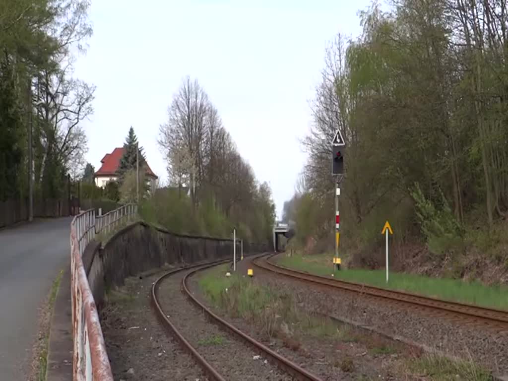50 3501 fuhr am 30.04.16 einen Sonderzug von Meiningen nach Neuhaus am Rennweg. Hier ist der Zug zu sehen in der Ausfahrt Sonneberg.