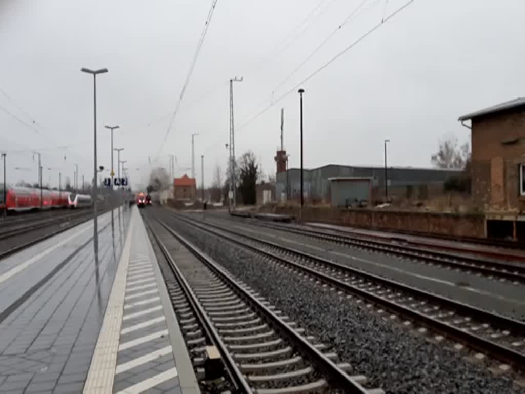 52 8177 mit dem Glühweinexpress der Berliner Dampffreunde in Elsterwerda auf dem Weg nach Dresden zum Striezelmarkt. Hier bei der Ausfahrt am 14.12.2019 um 12:23 Uhr aus Gleis 1.