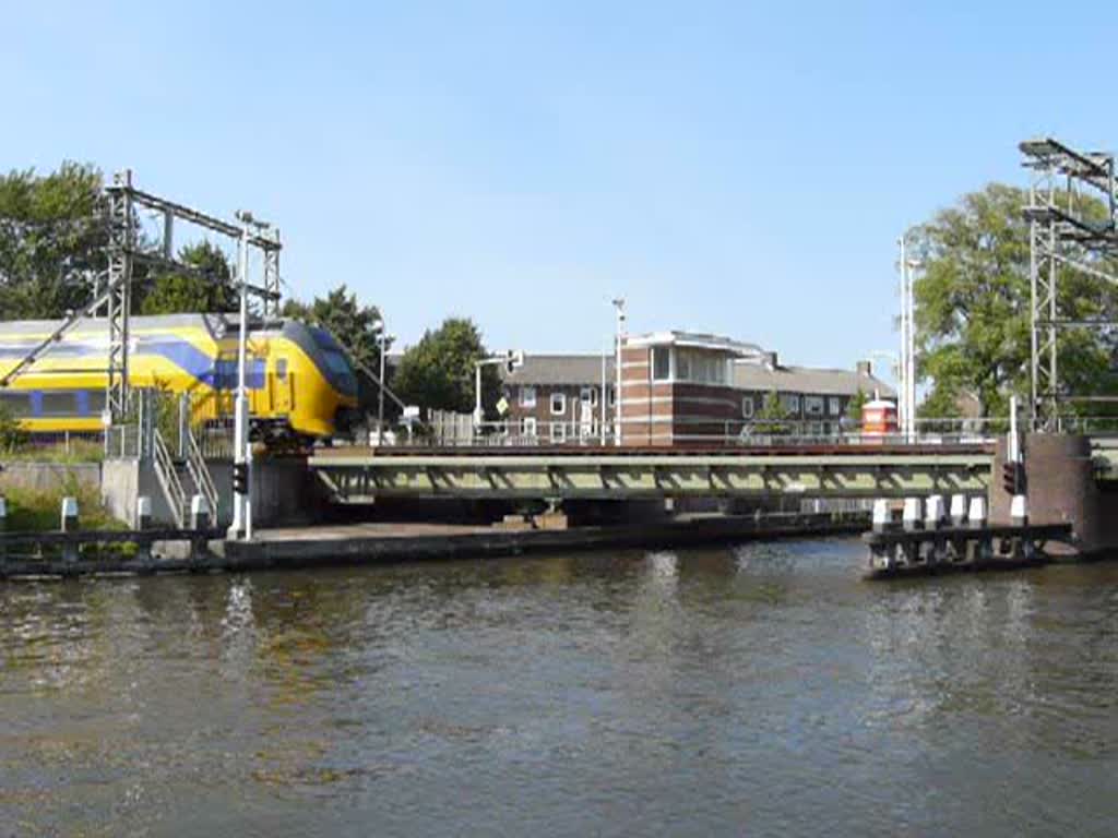 8737 fahrt als Intercity nach Utrecht CS ber die  Rijn-en Schiekanaal  Brcke in Leiden am 30-06-2008.
