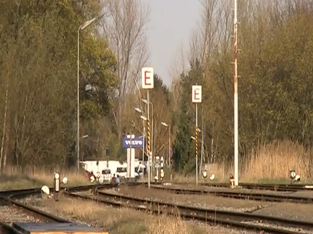 93.1420 des  Verein Neue Landesbahn  fhrt am 09.April 2012 mit dem SR 14680 in Mistelbach LB ein. 
