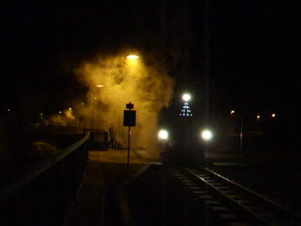 99 1746-9 verlsst am 28.12.08 um 20:09 Uhr den Bahnhof Rabenau.