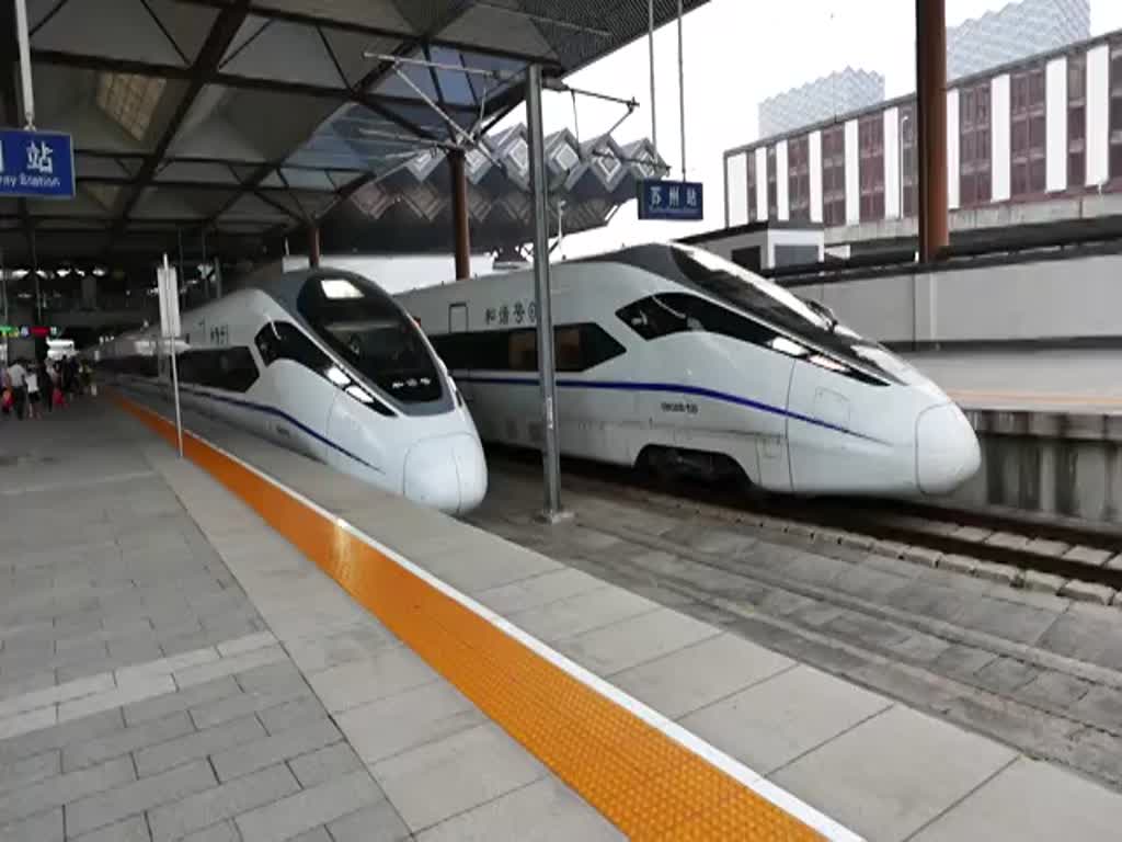 Abfahrt von CRH380D-1512 aus Suzhou Hauptbahnhof in Richtung Shanghai, 20.06.15 