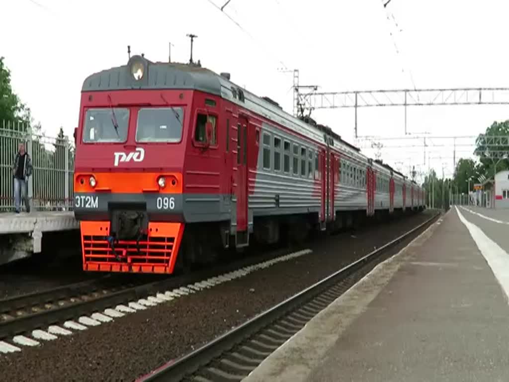 Abfahrt von Triebzug ЭТ2M 096 im Bahnhof Kolpino, nähe Sankt Petersburg, 15.7.17