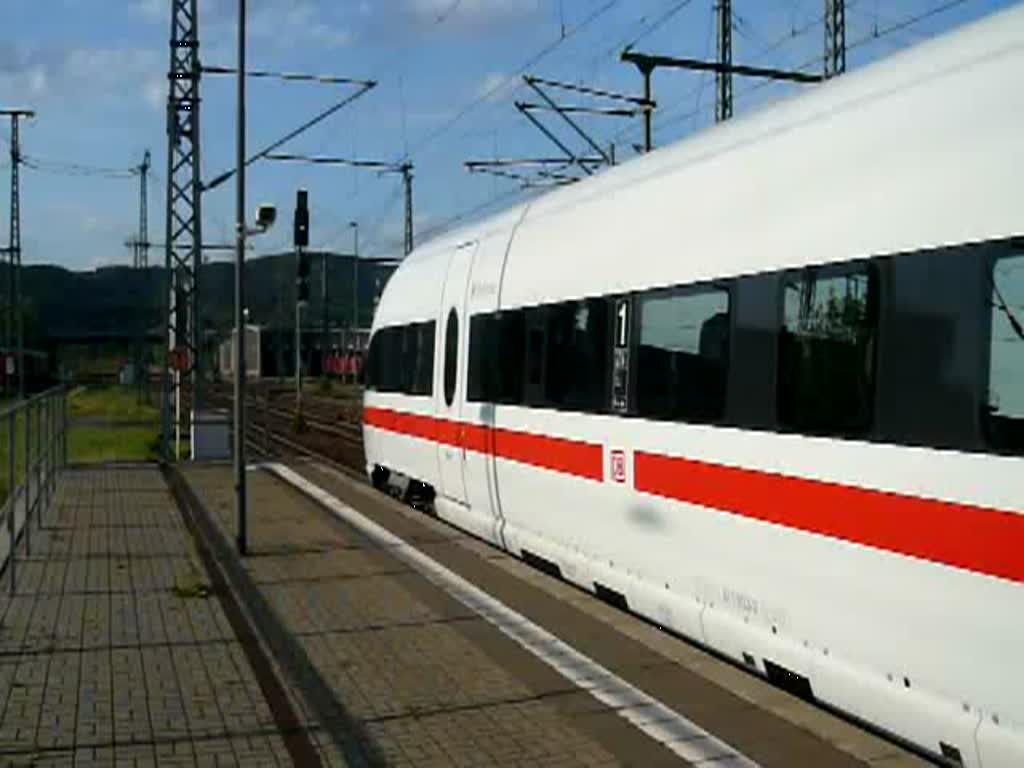 Am 07.05.2009 fuhr ICE 1724 auerplanmig mit 2 Zugteilen, wobei der erste leer und verschlossen war. Nun fhrt er mit 25 Minuten Versptung vom Gleis 4 aus dem Bahnhof Saalfeld (Saale) ab. Sein Ziel ist Berlin Gesundbrunnen.
