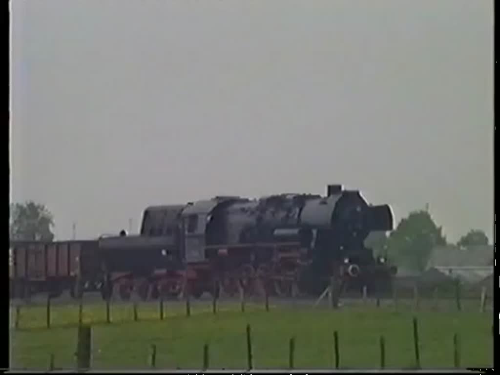 Am 1. Mai 1993 fhrten die 52 8139 der Veluwsche Stoomtrein Maatschappij (VSM) auf der Strecke bei Beekbergen einen Gterzug.