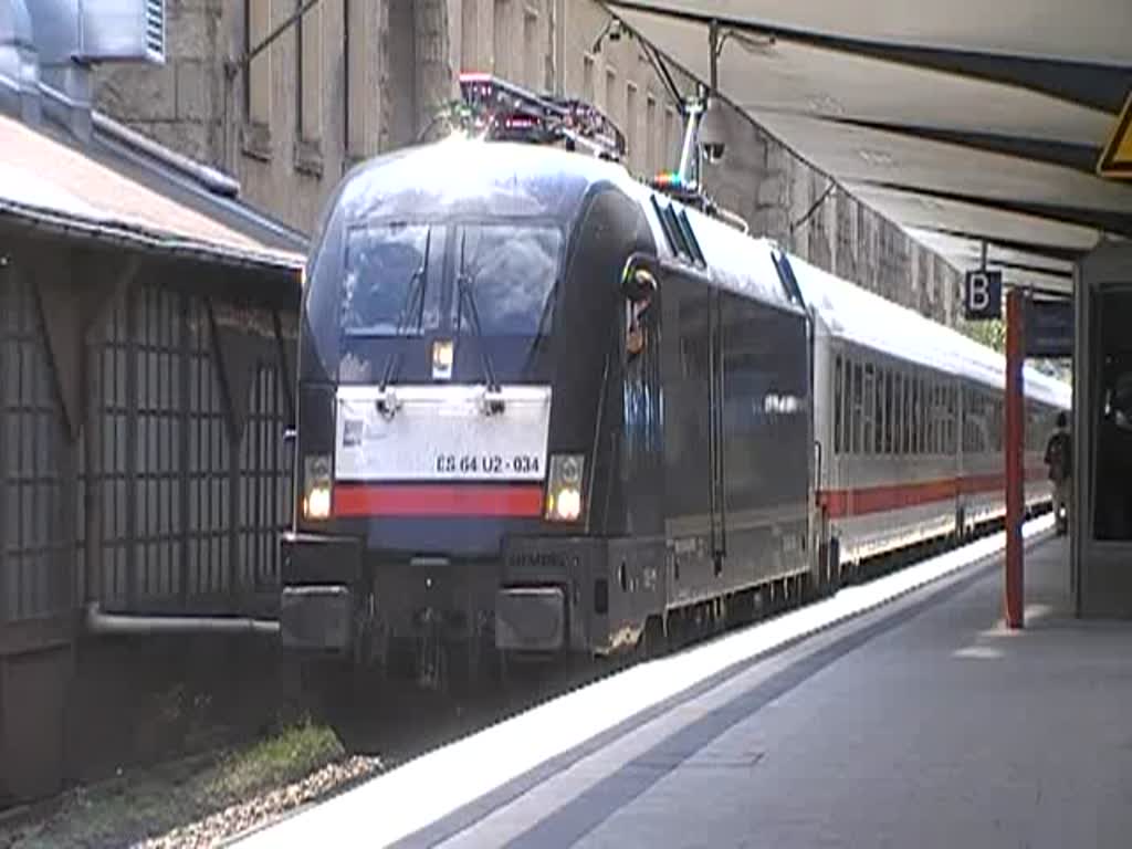 Am 11.06.2010 um 14:07 Uhr verlsst eine dem MRCE dispolok-Pool zugehrige Lok der Baureihe 182 mit dem InterCity 1926 den Bielefelder Hauptbahnhof in Richtung Berlin Sdkreuz.
