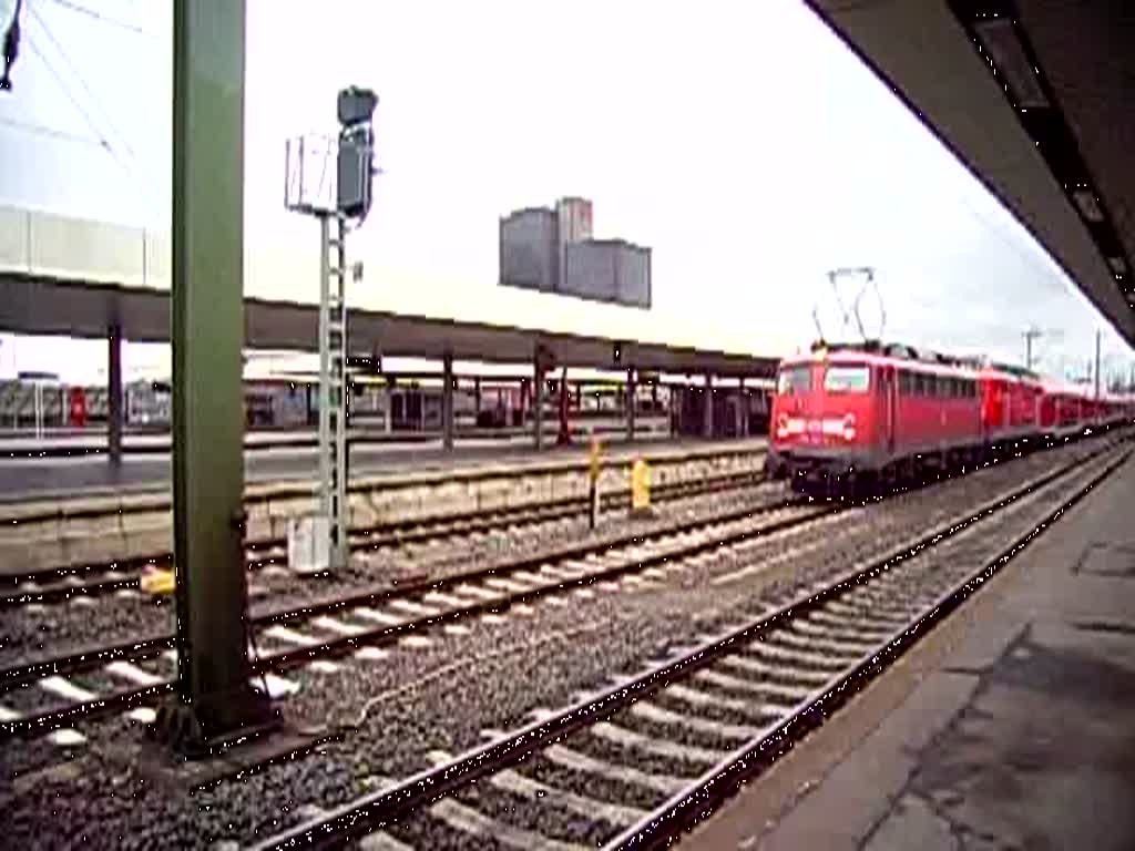 Am 27.02.2009 durchfuhr die BR 115 327-9 den Hannover Hauptbahnhof.Mit sich zog sie die BR 112 134 und einige Doppelstockwagen.