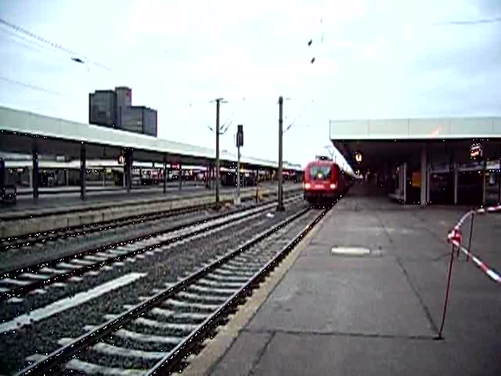 Am 27.02.2009 zieht ein  Taurus der BB ein IC nach Hamburg Altona.Hier bei der Ausfahrt aus dem Hannover Hauptbahnhof.