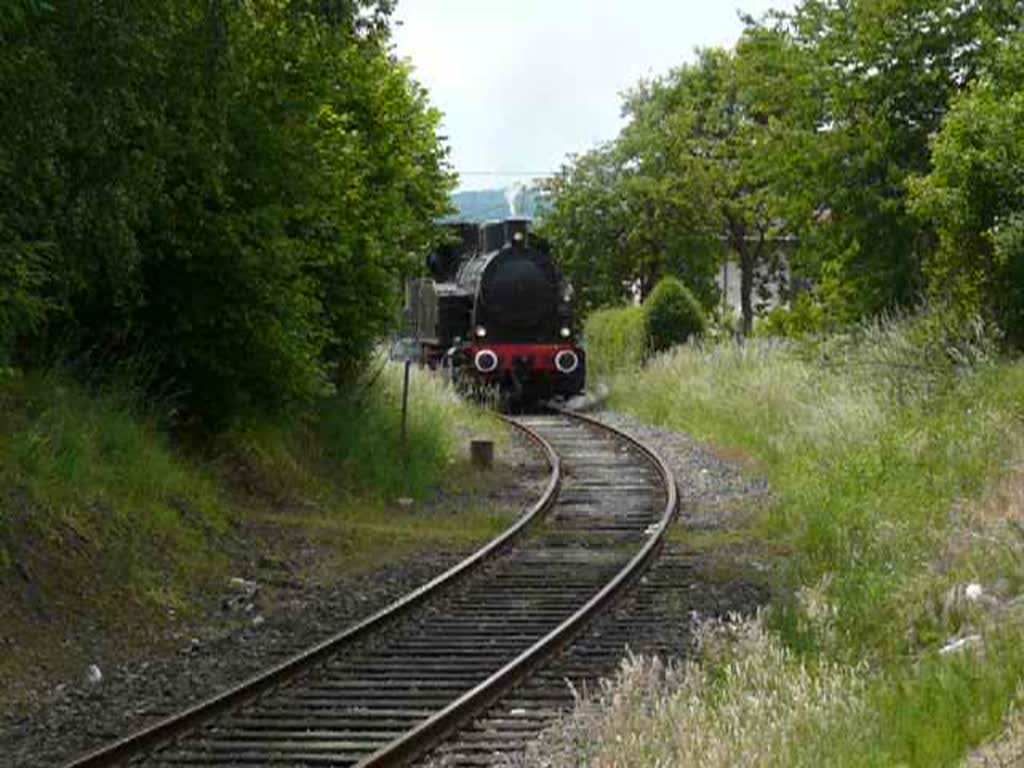 Am 31.05.09 kommt die Dampflok N 34 (D-n2t von Henschel) der Museumsbahn Merzig-Losheim mit dem gut besetzten Sonderzug aus Richtung Merzig und fhrt in den Bahnhof Losheim am See ein. 