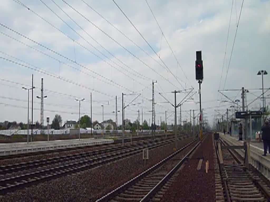 Am 6. Dresdner Dampfloktreffen gab es auch wieder eine Parallelfahrt von Dresden nach Decin. Hier am 13.04.14 01 509 und 03 1010 den zweien Zug bespannte E 77 10 in Heidenau.