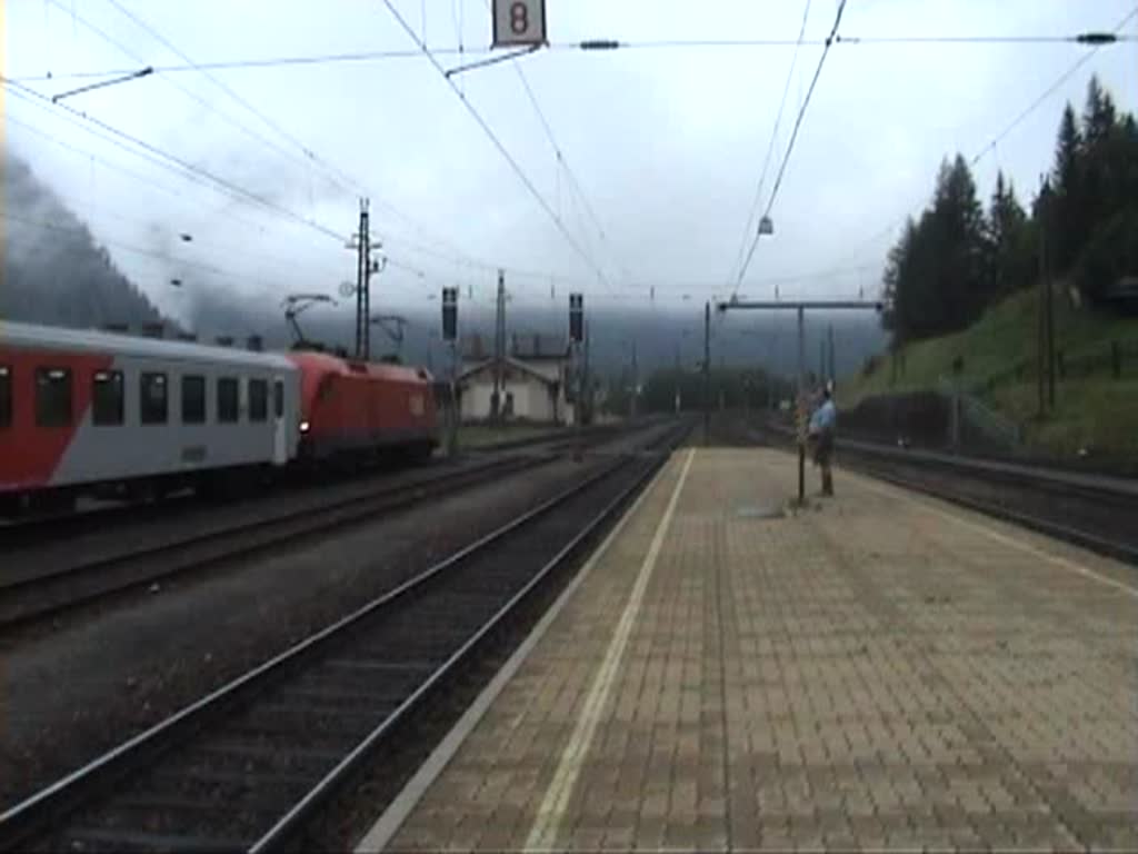 Am Freitag den 15.8.2008 fuhr ein Sonderzug gezogen von einer 1020 in rot durch den Bahnhof Mallnitz-Obervellach.