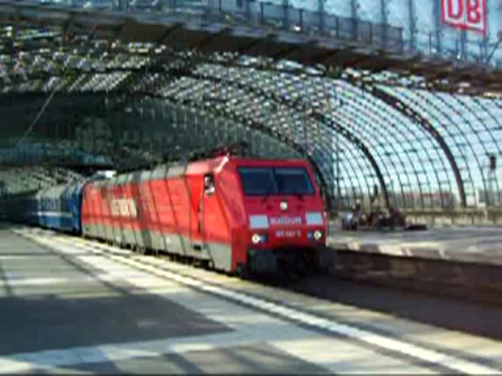 Am Gleis 12 fhrt der D 247 von Berlin Hbf nach Moskau. Datum: 12.4.2006