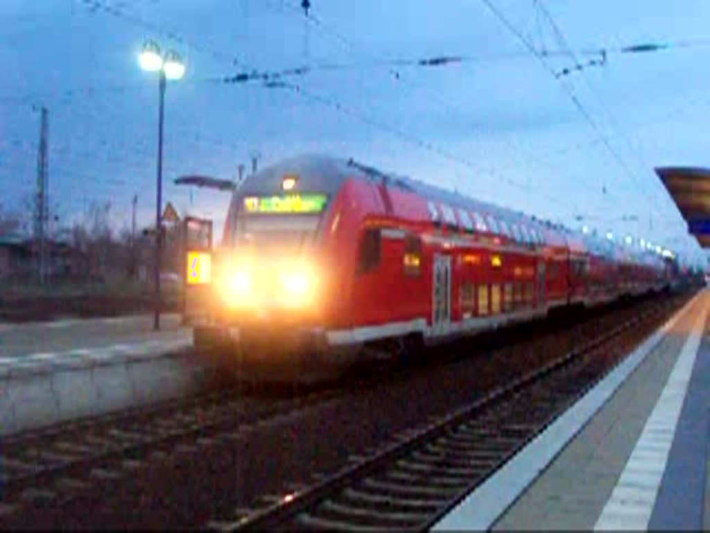 Am Gleis 2 fhrt jetzt los der RE2 nach Cottbus ber Vetschau. Damals kam der Zug noch aus Wittenberge/Wismar. Lbbenau/Spreewald den 18.04.2006