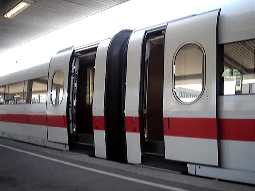 An Gleis 15 bitte einsteigen, vorsicht an den Tren und bei der Abfahrt, wir wnschen ihnen eine gute Fahrt.
Aufnahme am 15.August 2007 in Mnchen Hbf. Tren schlieen eines ICE-1.