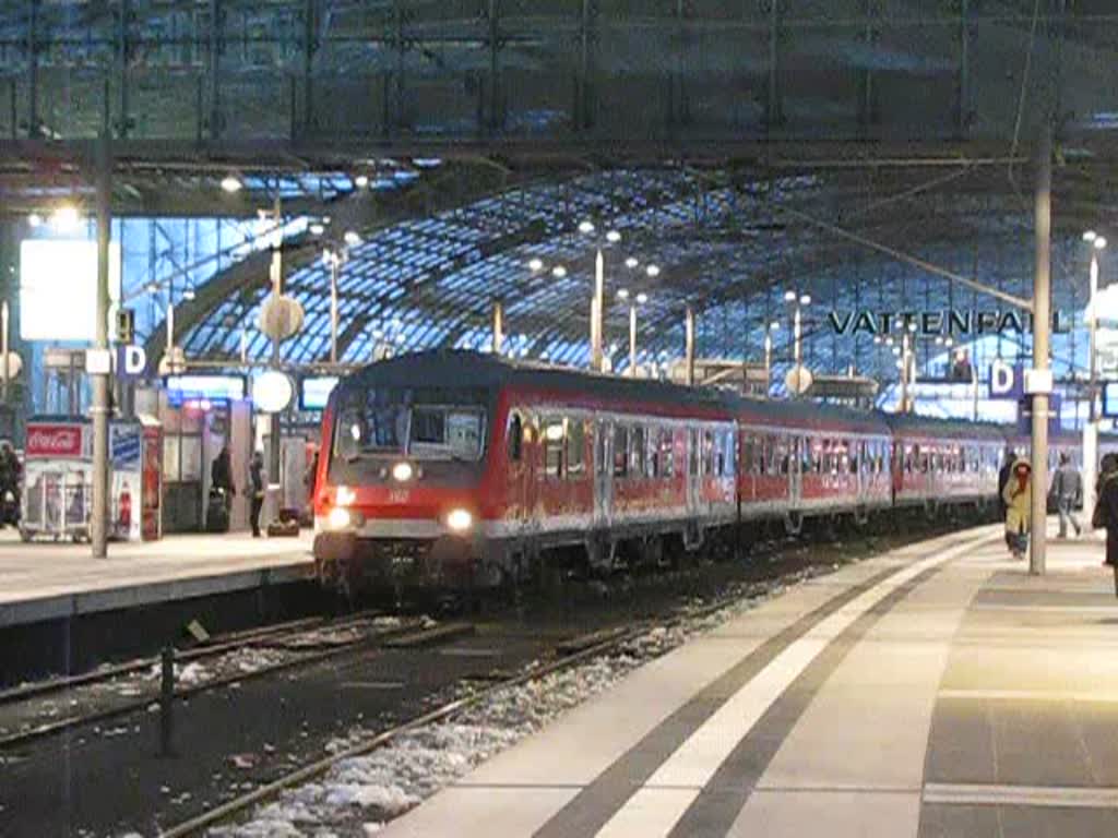 Ausfahrt eines N-Wagen S Bahn Ergnzungszug und Einfahrt eines ICE aus Dsseldorf am 16.01.