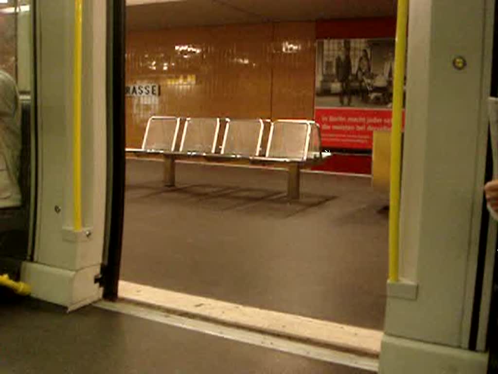 Ausfahrt der Linie U9 des neuen U-Bahntyps H. Aufgenommen am 04.08.07